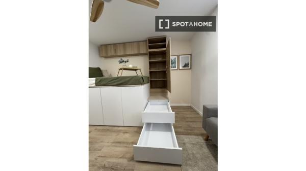 Chambre dans un appartement partagé de 5 chambres à Alcalá de Henares