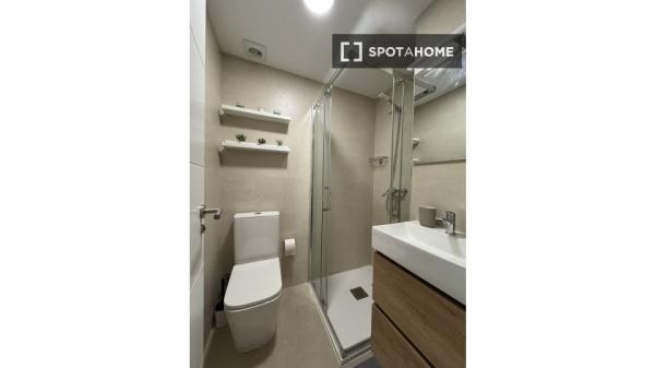 Chambre dans un appartement partagé de 5 chambres à Alcalá de Henares