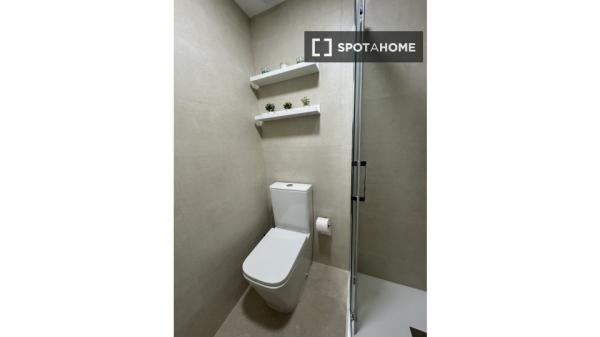 Chambre dans un appartement partagé de 5 chambres à Alcalá de Henares