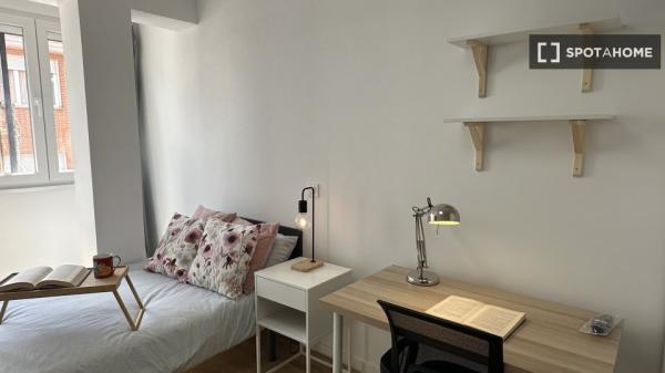 Se alquila habitación en piso compartido de 6 habitaciones, Vista Alegre.