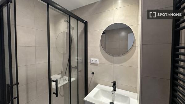 Se alquila habitación en piso compartido de 6 habitaciones, Vista Alegre.