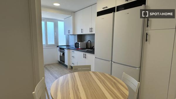 Se alquila habitación en piso compartido de 6 habitaciones, Vista Alegre.