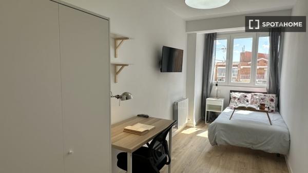 Se alquila habitación en piso compartido de 6 habitaciones, Vista Alegre.