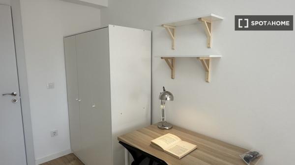 Se alquila habitación en piso compartido de 6 habitaciones, Vista Alegre.