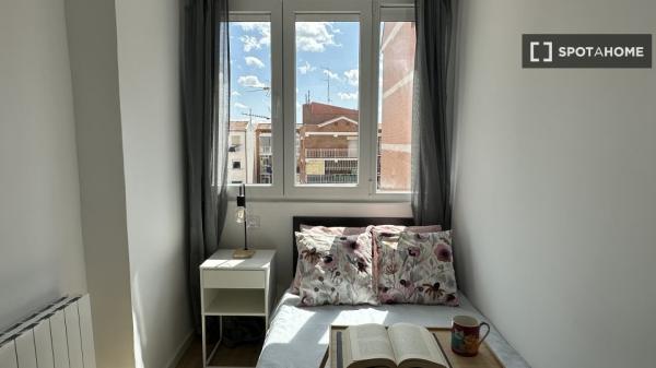 Se alquila habitación en piso compartido de 6 habitaciones, Vista Alegre.