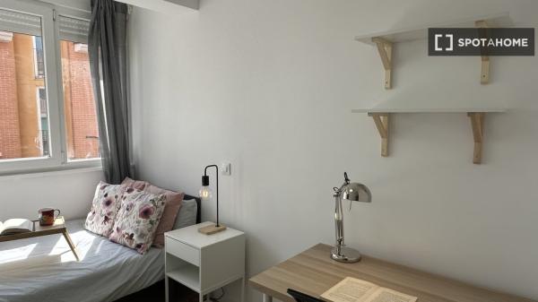 Se alquila habitación en piso compartido de 6 habitaciones, Vista Alegre.