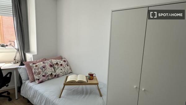 Se alquila habitación en piso compartido de 6 habitaciones, Vista Alegre.