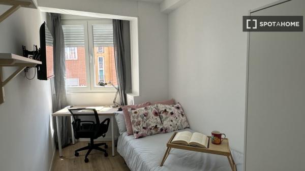 Se alquila habitación en piso compartido de 6 habitaciones, Vista Alegre.