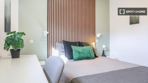 Room in shared 4-bedroom apartment in Numancia, Madrid