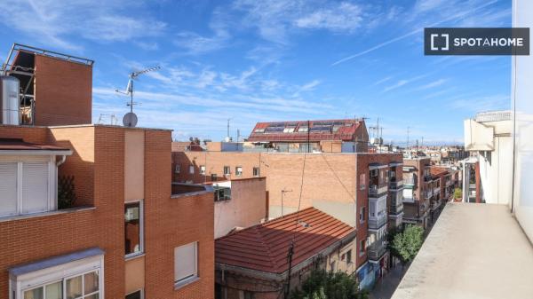 Room in shared 4-bedroom apartment in Numancia, Madrid