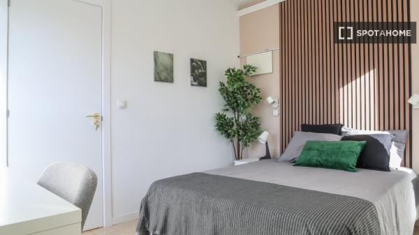 Room in shared 4-bedroom apartment in Numancia, Madrid