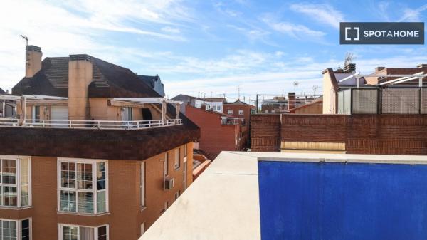 Room in shared 4-bedroom apartment in Numancia, Madrid