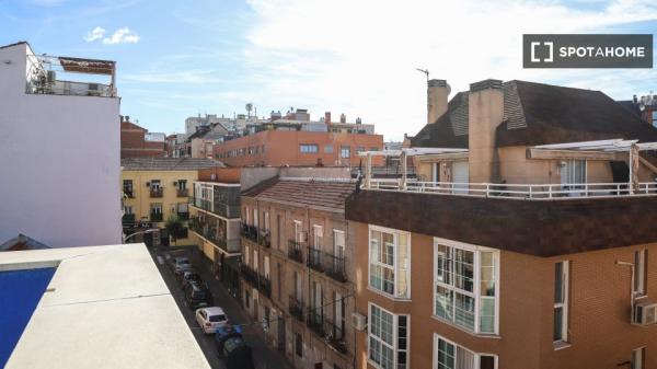 Room in shared 4-bedroom apartment in Numancia, Madrid