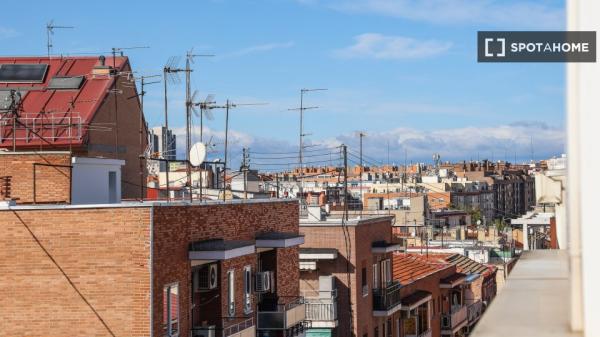 Room in shared 4-bedroom apartment in Numancia, Madrid