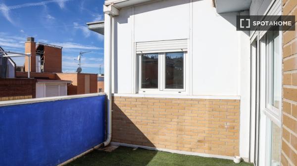 Room in shared 4-bedroom apartment in Numancia, Madrid