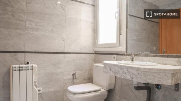 Room in shared 4-bedroom apartment in Numancia, Madrid