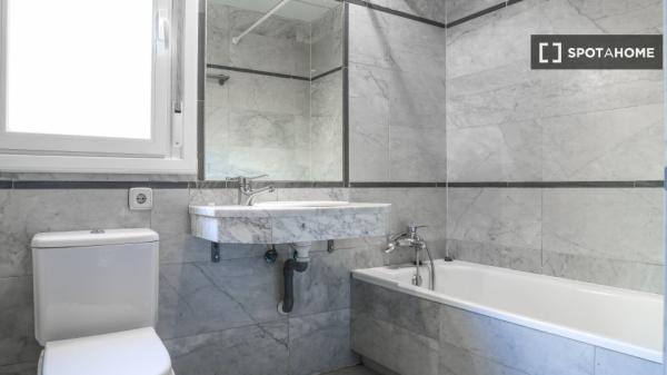 Room in shared 4-bedroom apartment in Numancia, Madrid