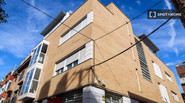 Room in shared 4-bedroom apartment in Numancia, Madrid