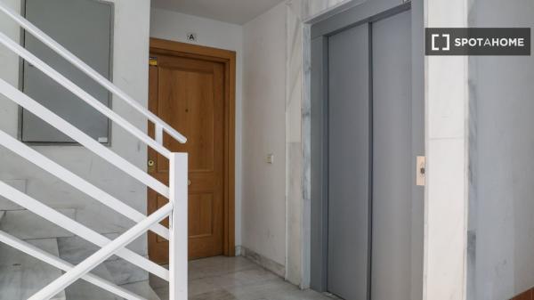 Room in shared 4-bedroom apartment in Numancia, Madrid