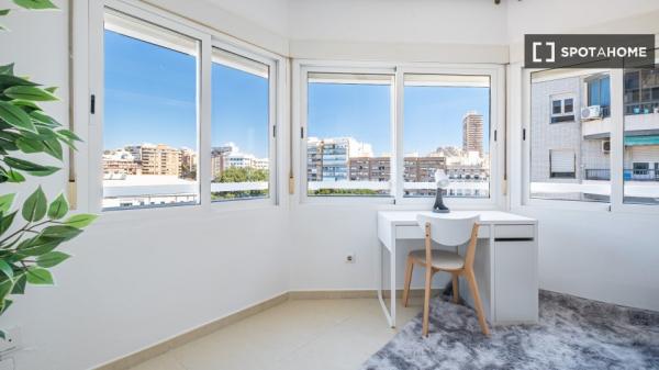 Chambre dans un appartement partagé de 4 chambres à louer à Alicante.