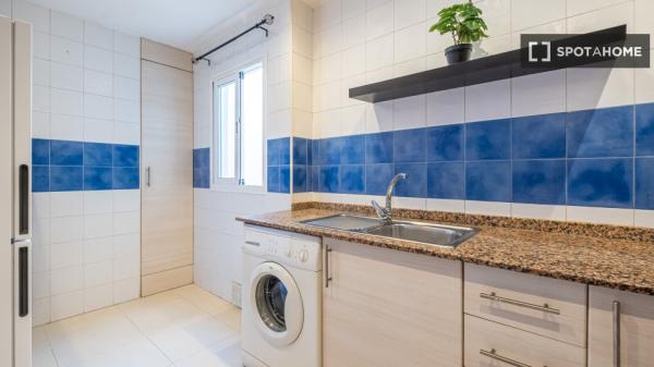 Chambre dans un appartement partagé de 4 chambres à louer à Alicante.