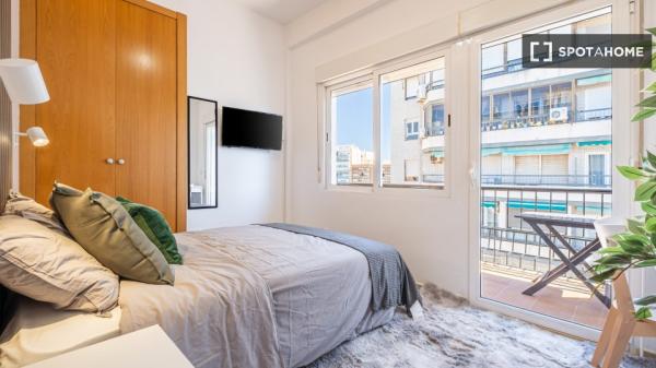 Chambre dans un appartement partagé de 4 chambres à louer à Alicante.