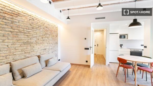 Piso en alquiler de 3 habitaciones en el Camp de l'Arpa del Clot.