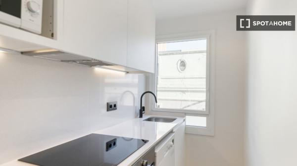 Piso en alquiler de 3 habitaciones en el Camp de l'Arpa del Clot.