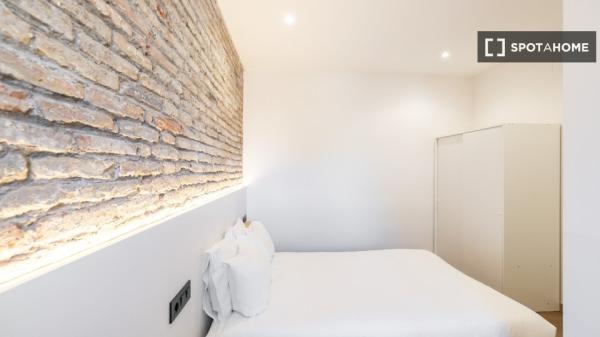 Piso en alquiler de 3 habitaciones en el Camp de l'Arpa del Clot.