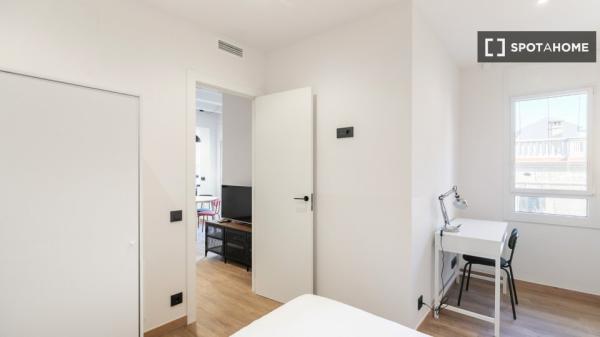 Piso en alquiler de 3 habitaciones en el Camp de l'Arpa del Clot.