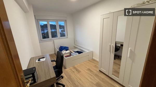 Chambre à louer dans un appartement partagé de 3 chambres à Centro, Hernani.