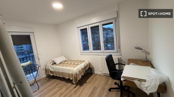 Chambre à louer dans un appartement partagé de 3 chambres à Centro, Hernani.