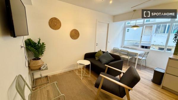 Pokój w mieszkaniu dzielonym z 5 sypialniami do wynajęcia, La Raiosa, Walencja