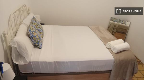 Pokój we wspólnym mieszkaniu w Barcelonie
