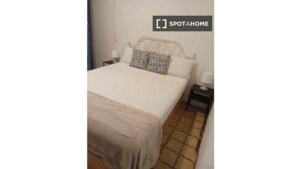 Pokój we wspólnym mieszkaniu w Barcelonie