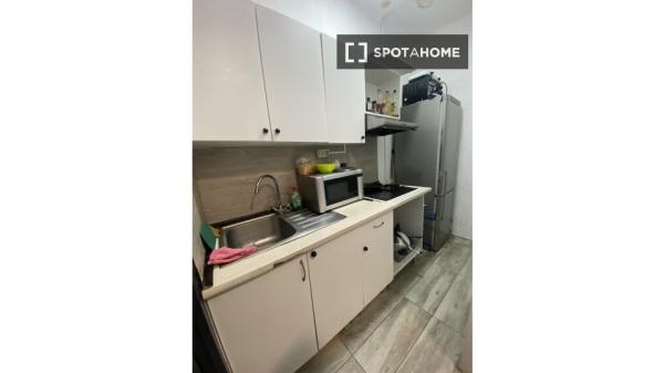 Pokój we wspólnym mieszkaniu w Barcelonie