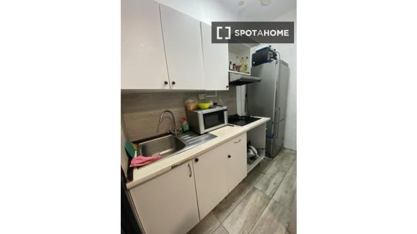 Pokój we wspólnym mieszkaniu w Barcelonie