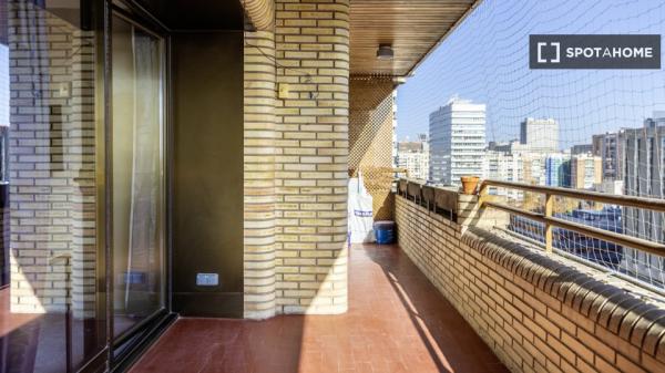 Se alquila habitación en Cuatro Caminos, Madrid