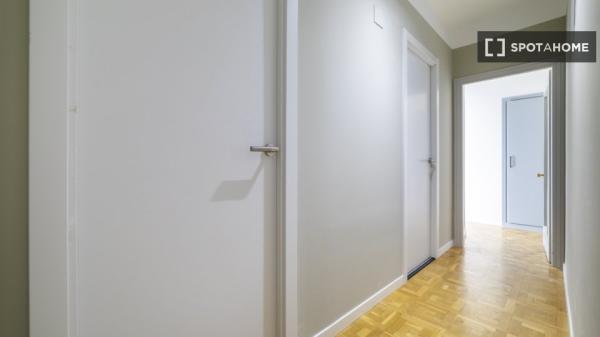 Se alquila habitación en Cuatro Caminos, Madrid