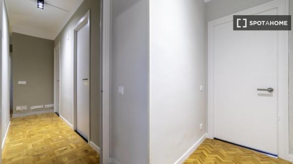 Se alquila habitación en Cuatro Caminos, Madrid