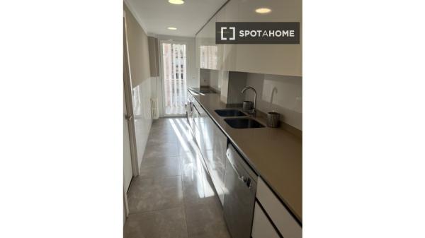 Se alquila habitación en Cuatro Caminos, Madrid