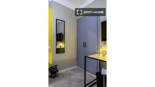 Se alquila habitación en Cuatro Caminos, Madrid