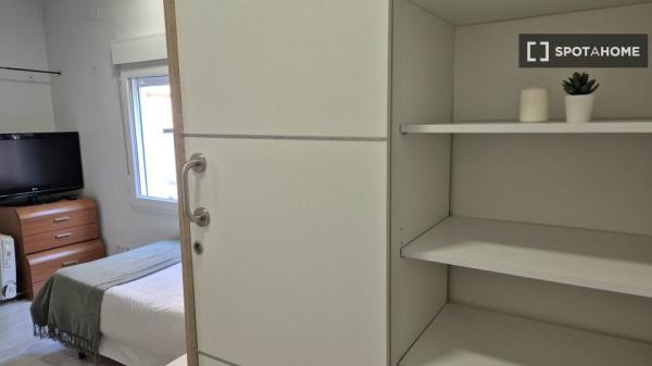 Se alquila habitación en piso compartido de 4 habitaciones, El Pilar