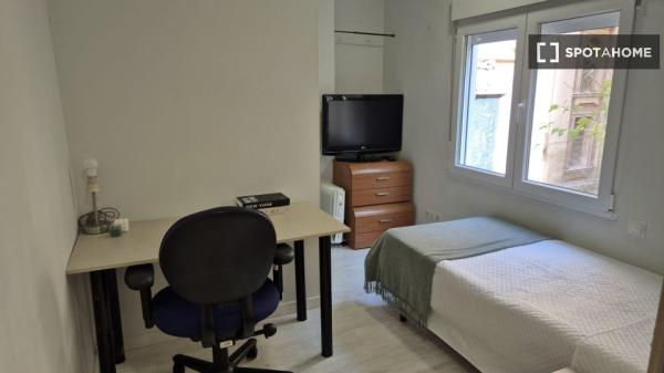 Se alquila habitación en piso compartido de 4 habitaciones, El Pilar