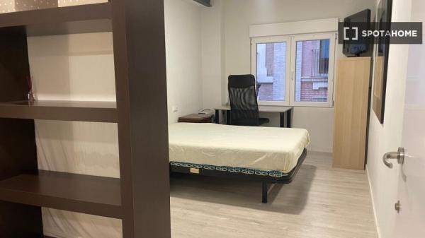 Se alquila habitación en piso compartido de 4 habitaciones, El Pilar