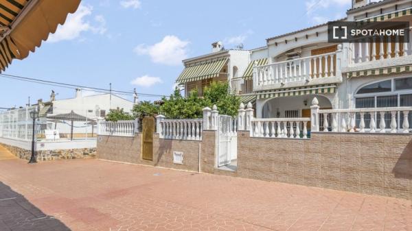 Apartamento de 2 dormitorios en alquiler en Santa Pola