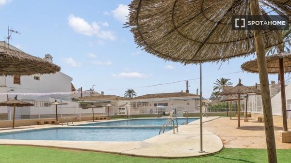 Apartamento de 2 dormitorios en alquiler en Santa Pola