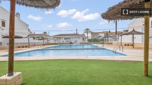 Apartamento de 2 dormitorios en alquiler en Santa Pola