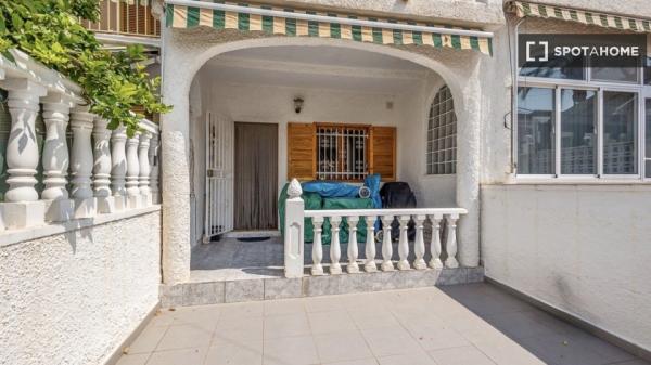 Apartamento de 2 dormitorios en alquiler en Santa Pola