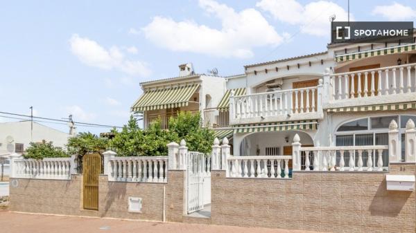 Apartamento de 2 dormitorios en alquiler en Santa Pola